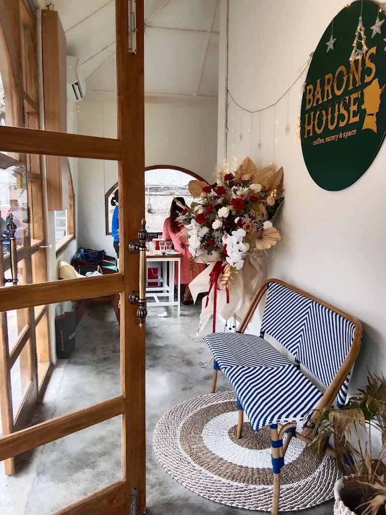 Sudut pintu masuk Baron House